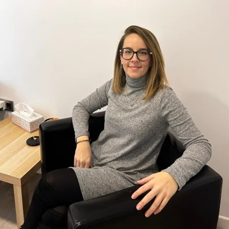 Mari Carmen Comendador en su consulta especializada en sesiones de fertilidad natural y psicología perinatal